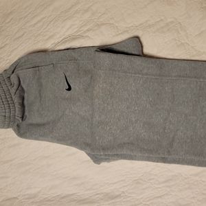 Nike Youth Unisex Sweatpants Size XL Gray with Pockets. Relaxed Fit. Inseam 25.